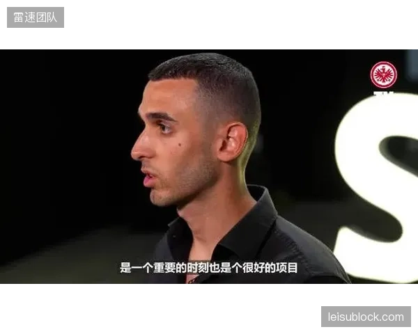 斯希里作为三中卫身前屏障,其体能与拦截是防守转换核心。 斯希里作为三中卫身前屏障,其体能与拦截是防守转换核心。