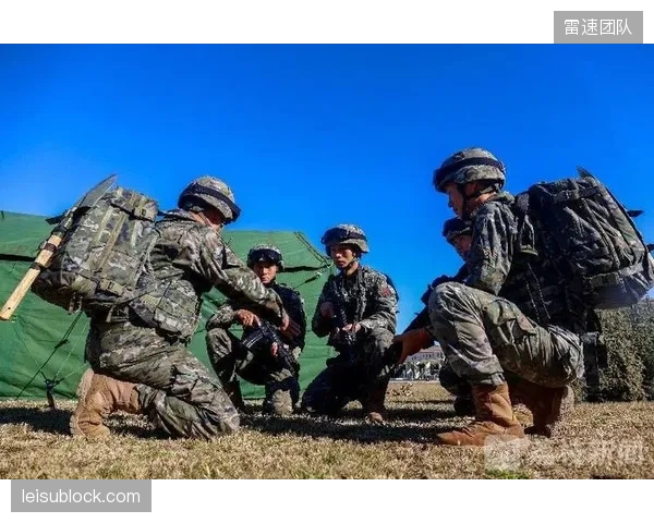 墨西哥教练组正重点演练边路突击战术，旨在利用洛萨诺的速度冲击对手防线肋部。